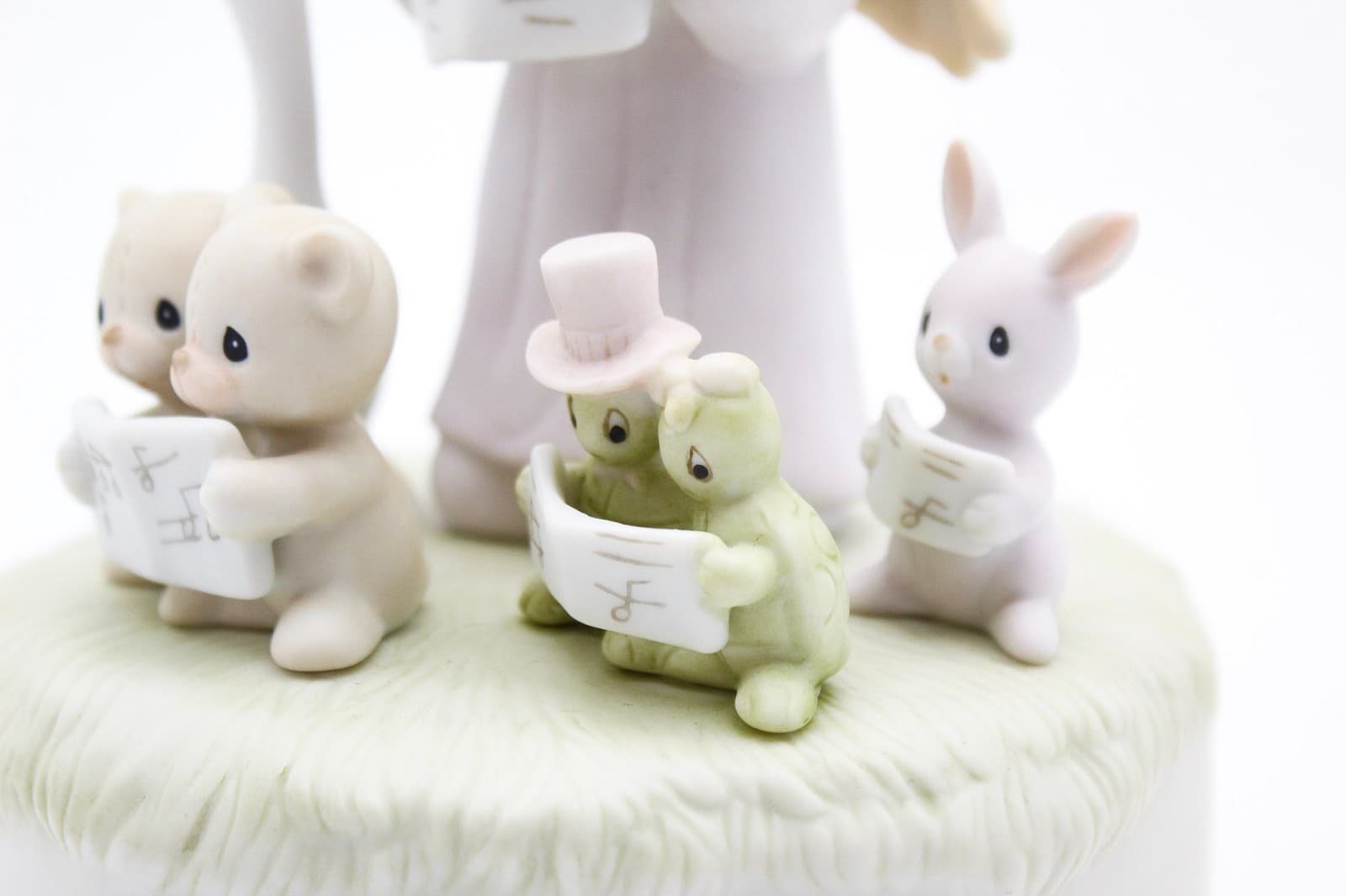 Precious Moments Let Heaven And Nature Sing Porcelain Musical Figurine 1982 - Thumbnail 4