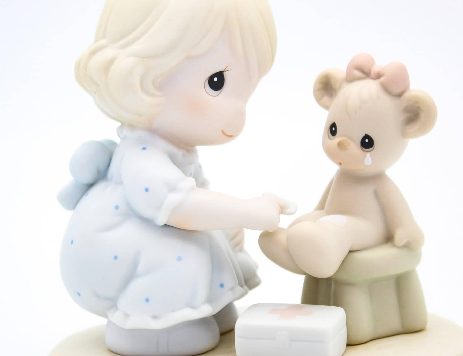 Precious Moments Caring 94 Members Only Enesco Porcelain Figurine 1993 - Thumbnail 2