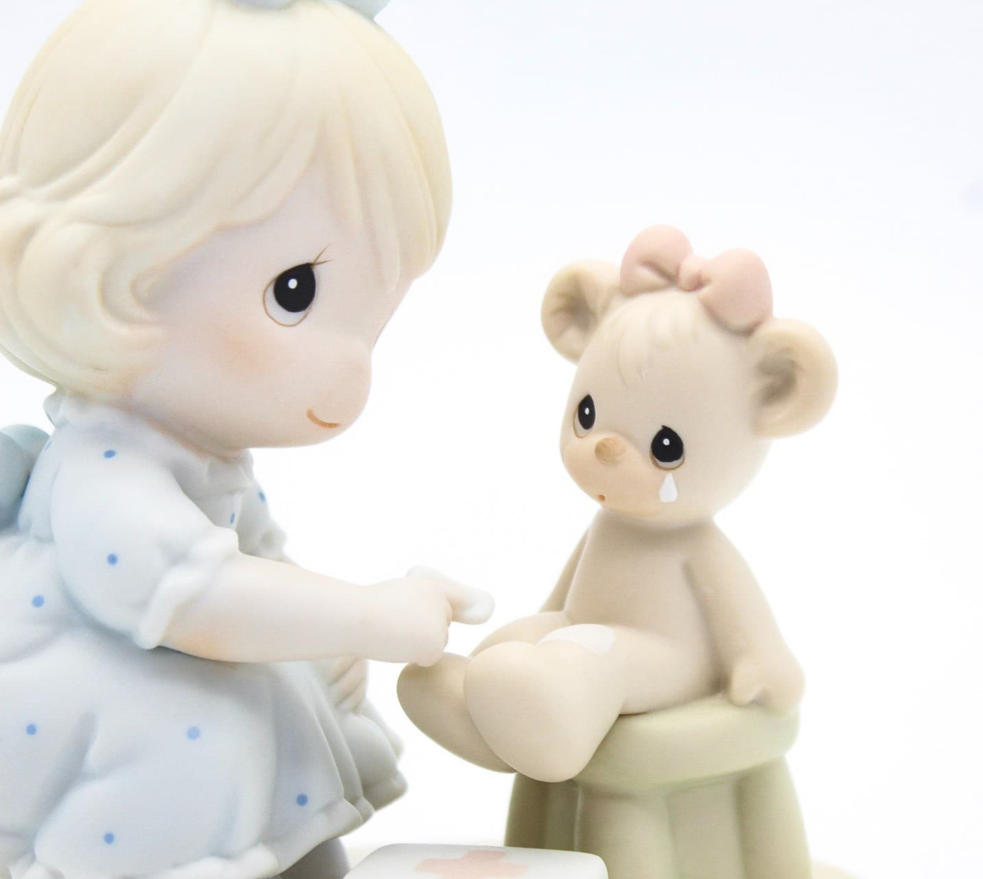 Precious Moments Caring 94 Members Only Enesco Porcelain Figurine 1993 - Thumbnail 3