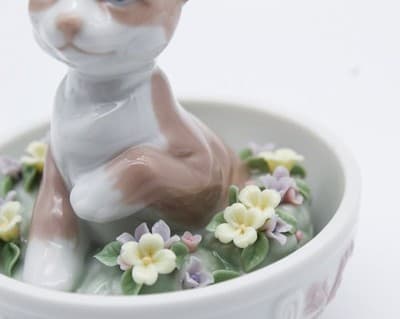 Lladro Kitty Surprise Handmade In Spain Egg & Flower Glazed Porcelain Figurine - Thumbnail 8