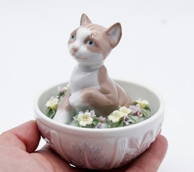 Lladro Kitty Surprise Handmade In Spain Egg & Flower Glazed Porcelain Figurine - Thumbnail 2