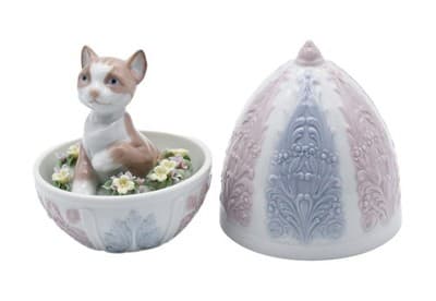 Lladro Kitty Surprise Handmade In Spain Egg & Flower Glazed Porcelain Figurine - Image 1