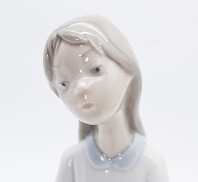 Lladro Made In Spain Vintage Girl With Candle Glazed Porcelain Retired Figurine - Thumbnail 3