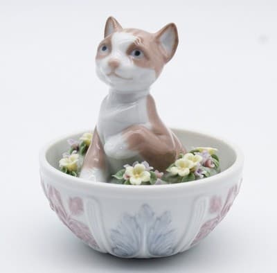 Lladro Kitty Surprise Handmade In Spain Egg & Flower Glazed Porcelain Figurine - Thumbnail 4
