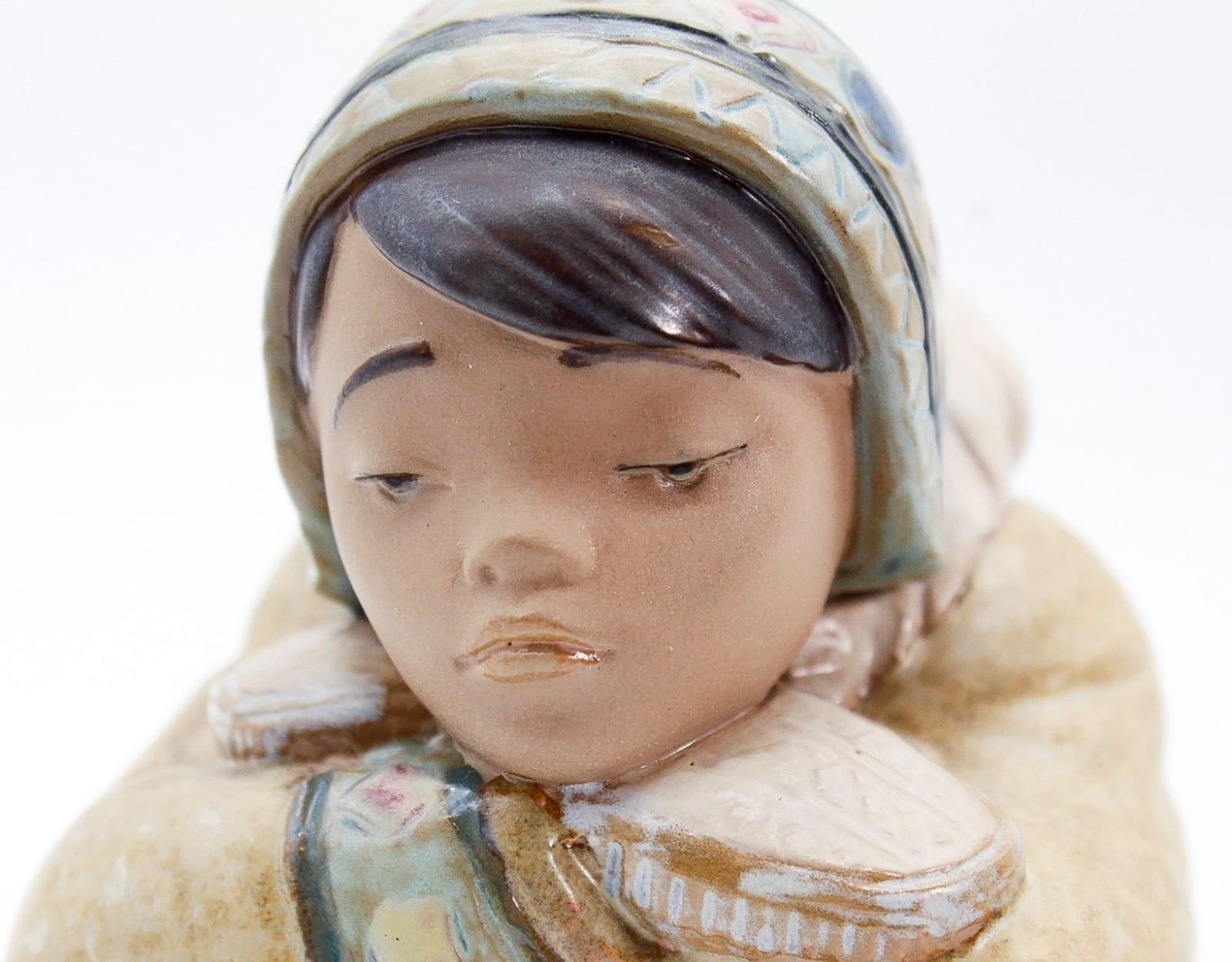 LLADRO Made In Spain Pensive Eskimo Boy Sitting Porcelain Hand Painted Figure - Thumbnail 4