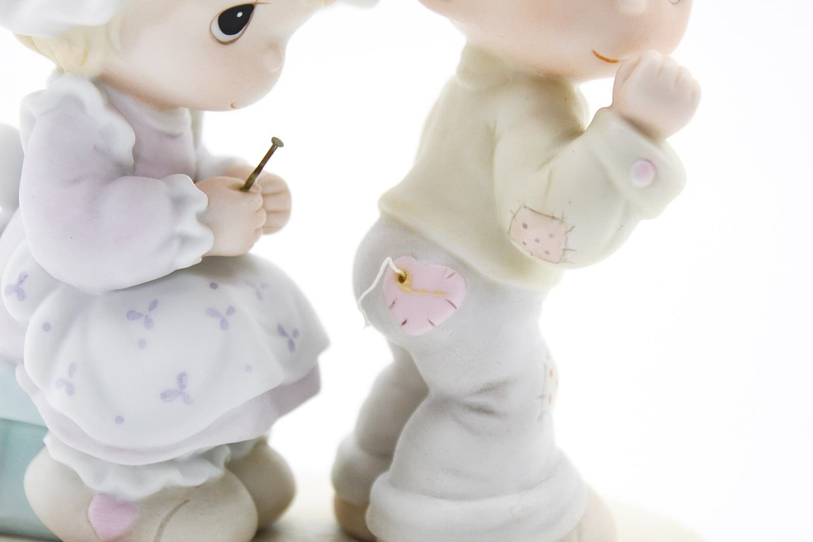 Precious Moments Sew In Love Enesco Porcelain Figurine 1987 - Thumbnail 5