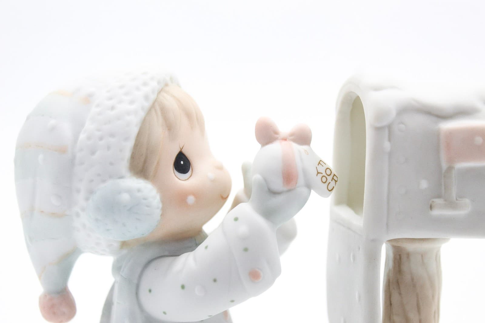 Precious Moments I'm Sending You A White Christmas Porcelain Figurine 1984 - Thumbnail 6