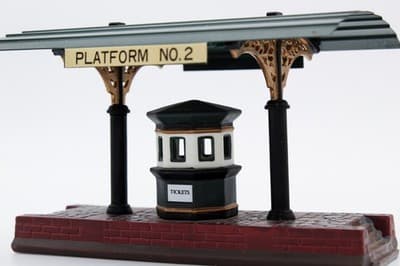 Department 56 Victoria Station Train Platform Heritage Village Accessories 1pc - Thumbnail 8