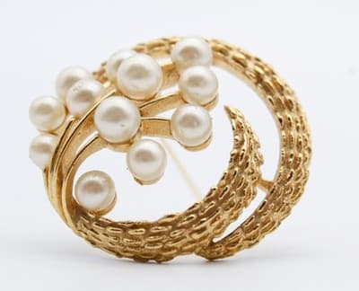 Vintage CROWN TRIFARI Faux Pearl Flower Motif Gold Tone Pin Brooch - Thumbnail 2