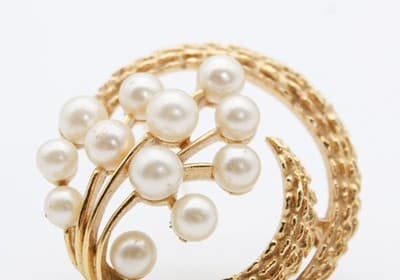 Vintage CROWN TRIFARI Faux Pearl Flower Motif Gold Tone Pin Brooch - Thumbnail 3