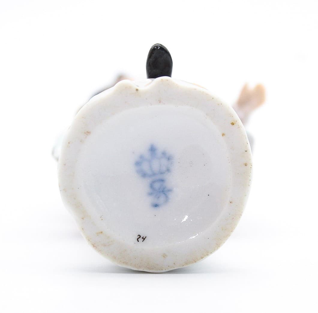 Antique Sitzendorf Germany Hand Painted Boy With Flowers Porcelain Figurine 4.5" - Thumbnail 9