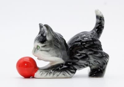 Goebel Hummel Vintage West Germany Playing Cat With Ball Porcelain Figurine - Thumbnail 5