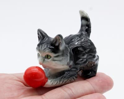 Goebel Hummel Vintage West Germany Playing Cat With Ball Porcelain Figurine - Thumbnail 2