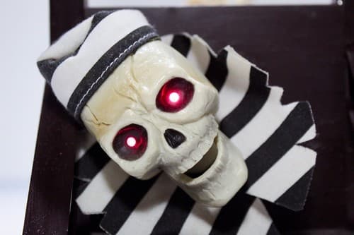 MAGIC POWER COMPANY Halloween Guillotine animated Talking Skeleton Toy - Thumbnail 4