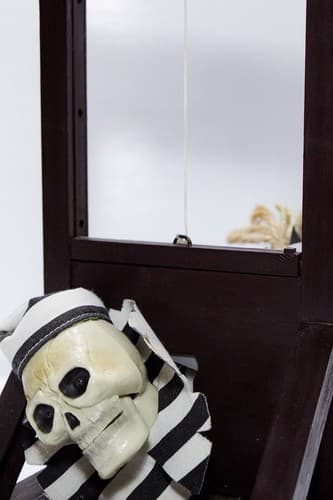 MAGIC POWER COMPANY Halloween Guillotine animated Talking Skeleton Toy - Thumbnail 6