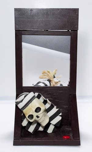MAGIC POWER COMPANY Halloween Guillotine animated Talking Skeleton Toy - Thumbnail 2