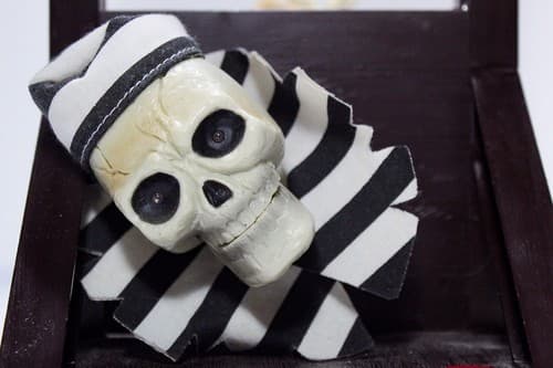 MAGIC POWER COMPANY Halloween Guillotine animated Talking Skeleton Toy - Thumbnail 3