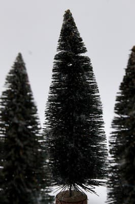 9 Vintage Bottle Brush Trees Christmas Village Wood Base Accessories - Thumbnail 5