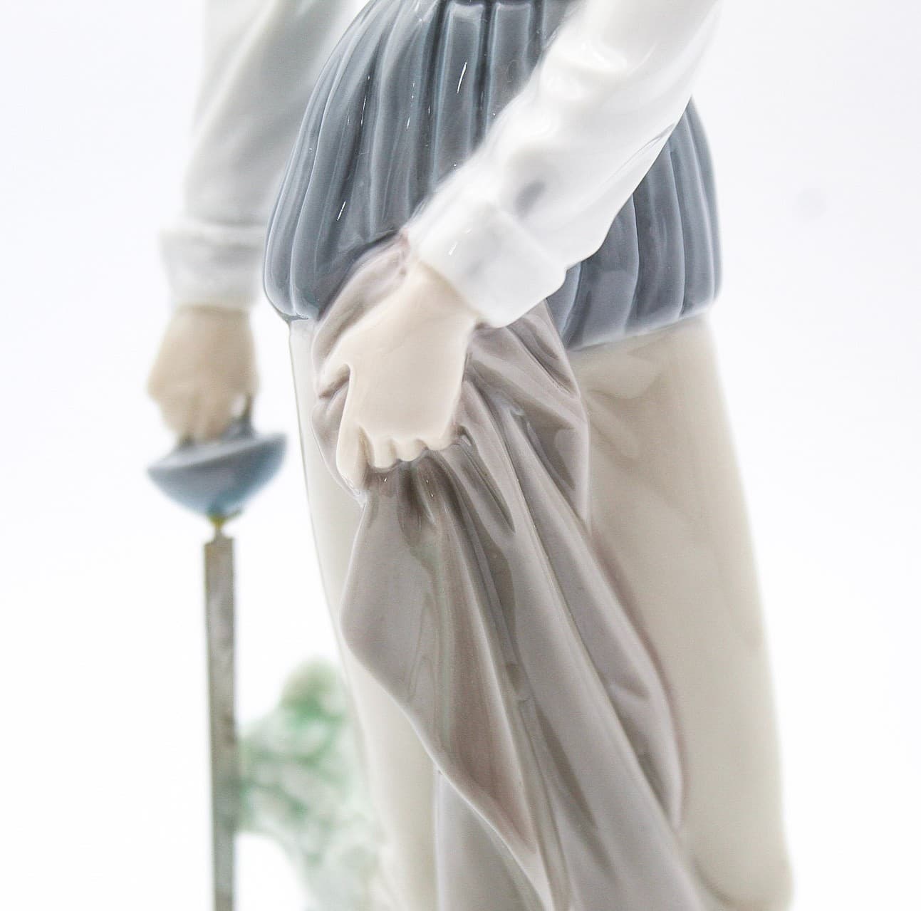 Lladro Don Quixote Standing With Sword Spain Tall Glazed Porcelain Figure 12" - Thumbnail 5