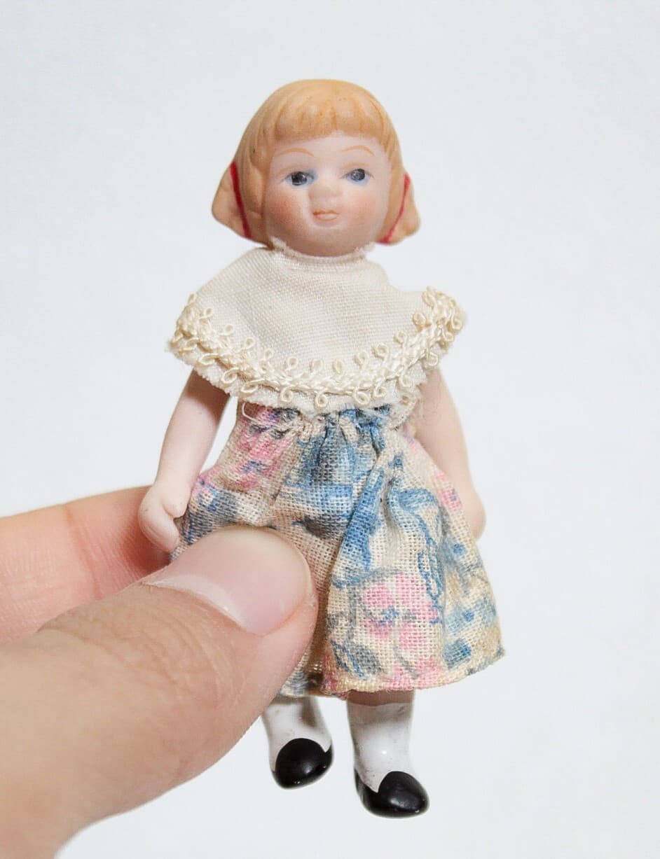 Lot of 8 Assorted Vintage Miniature Dollhouse Dolls Scale 1:12 - Thumbnail 6