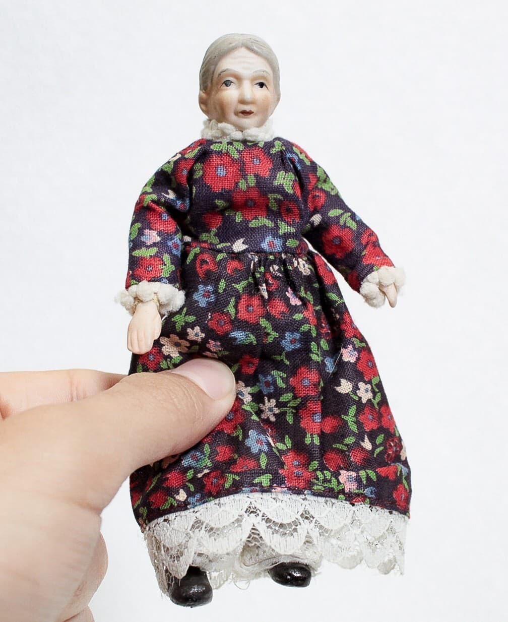 Lot of 8 Assorted Vintage Miniature Dollhouse Dolls Scale 1:12 - Thumbnail 4