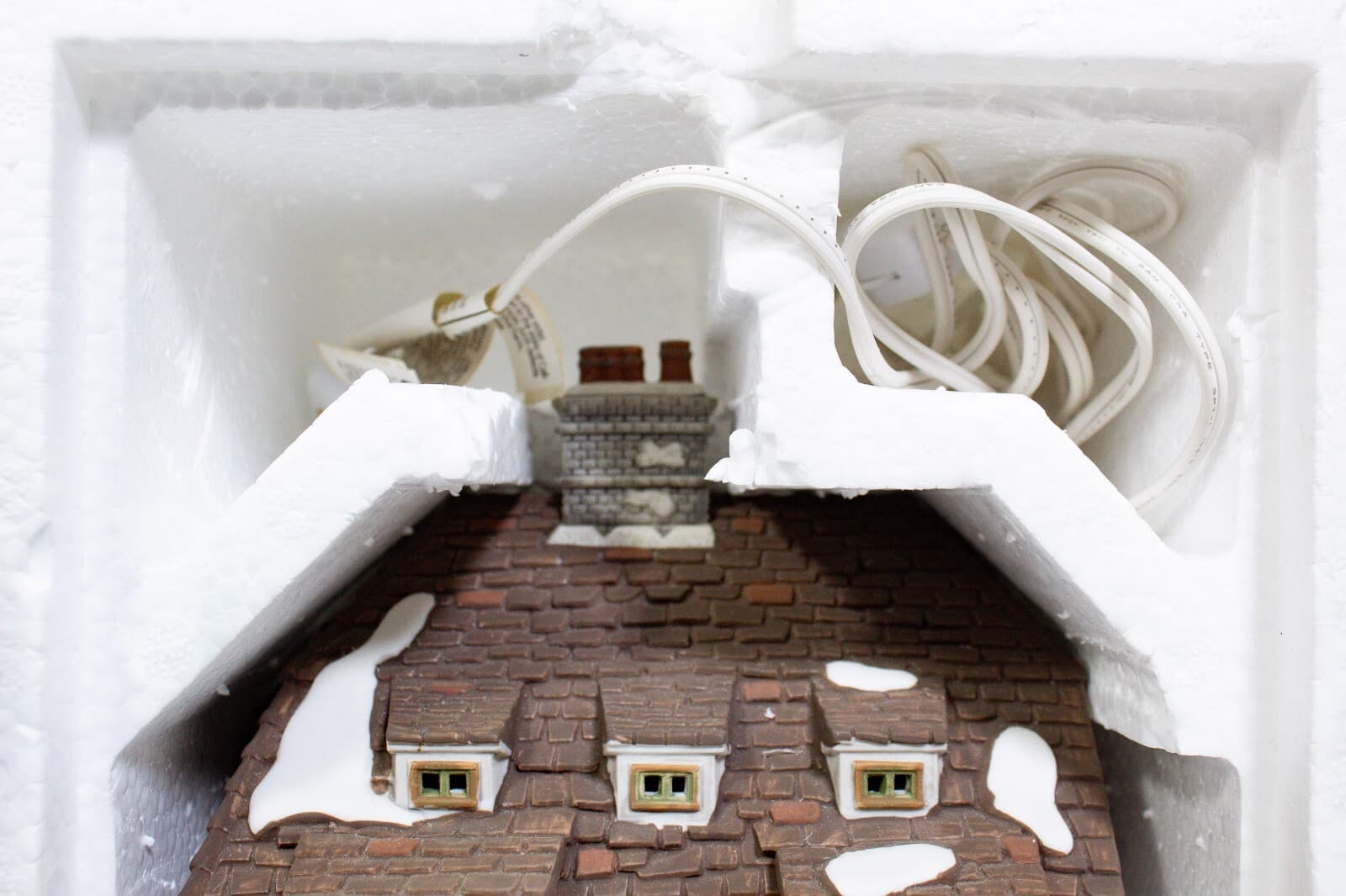 DEPARTMENT 56 "Sir John Falstaff Inn" Porcelain Figurine House With Box & Light - Thumbnail 8