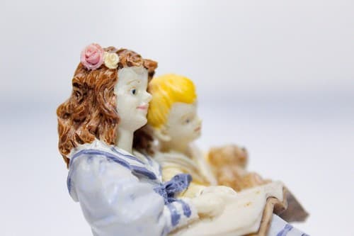 Vintage TOWN SQUARE MINIATURES 1996 Resin Children Reading Dollhouse Figurine - Thumbnail 5