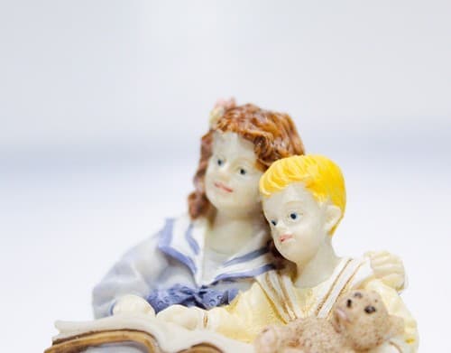 Vintage TOWN SQUARE MINIATURES 1996 Resin Children Reading Dollhouse Figurine - Thumbnail 2