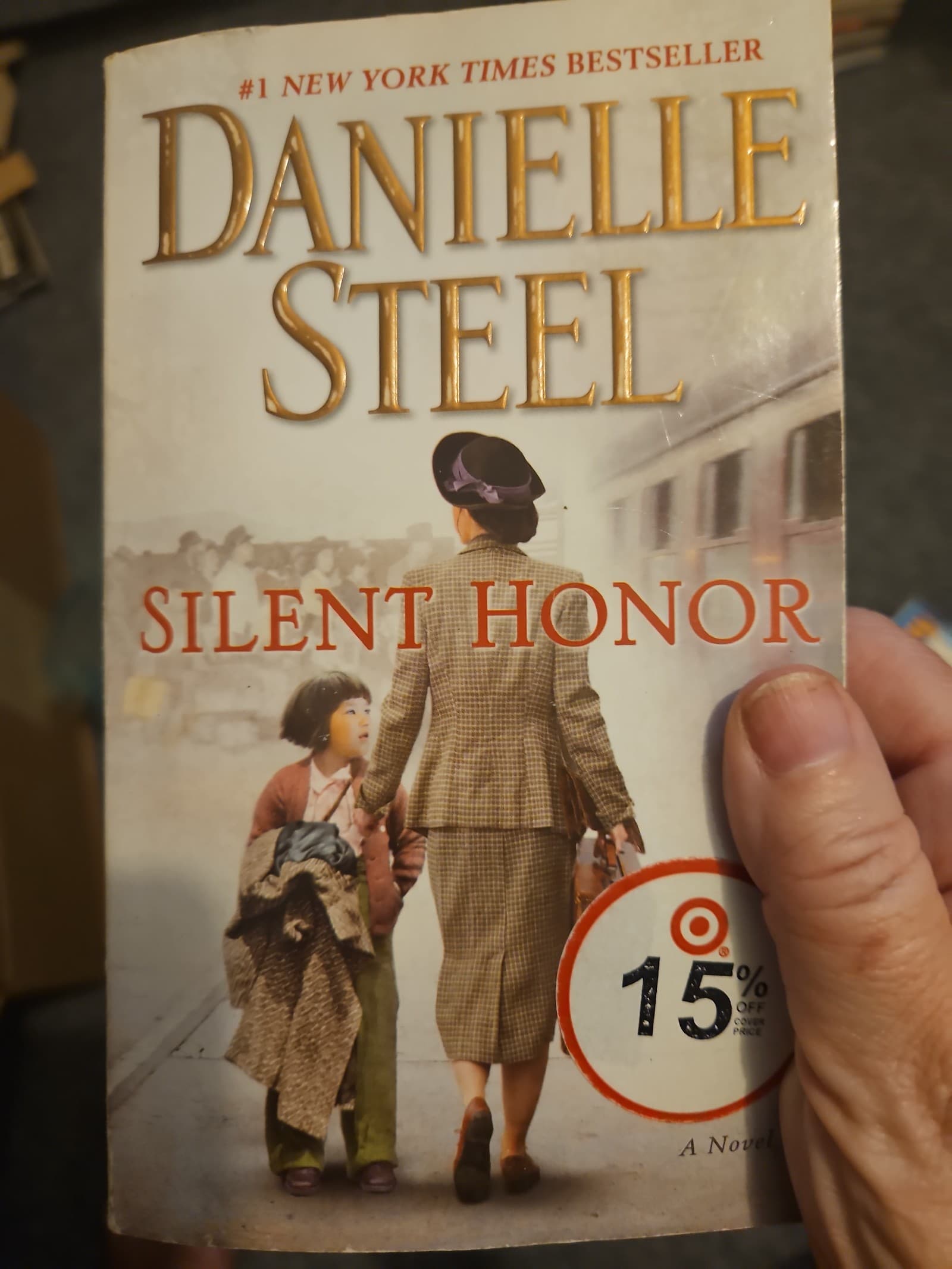 Danielle steel. Silent honor. Buy 3 books get 1 free - Image 1