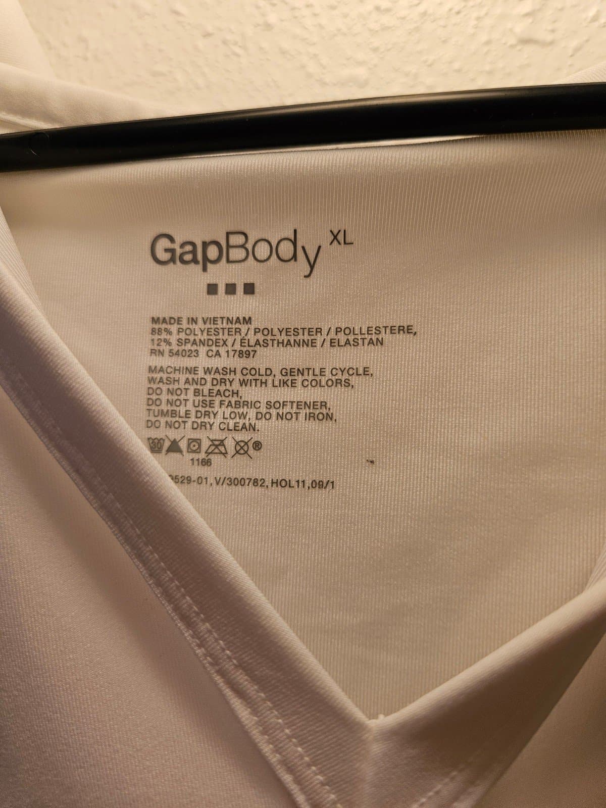 Gap body active top/ hoody. New without tags XL - Thumbnail 3