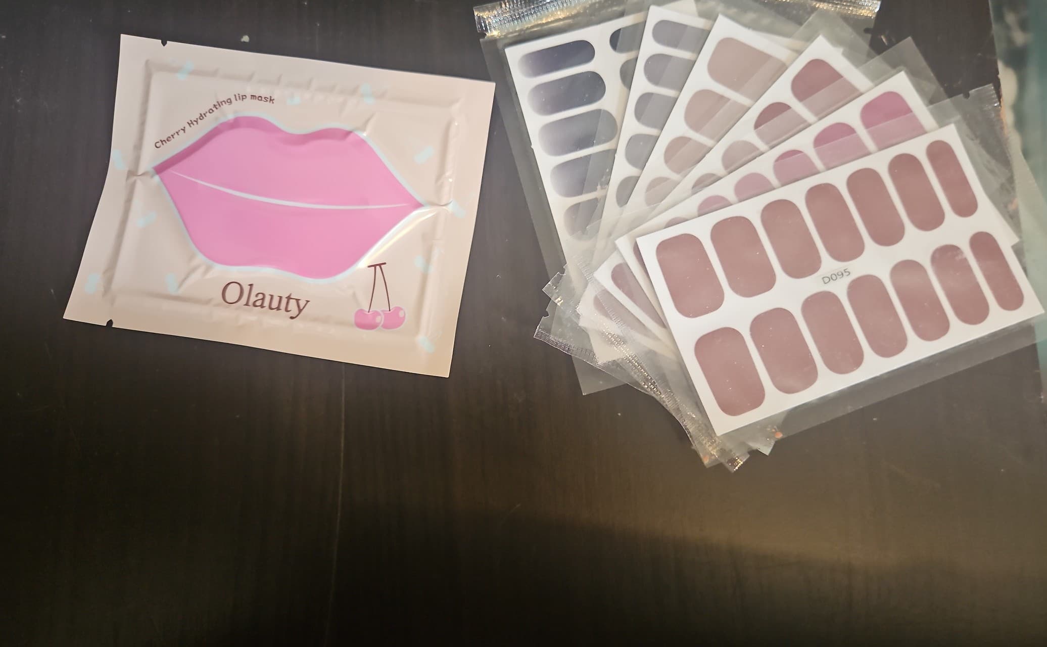 Lip mask & lots of nail stickers - Image 1