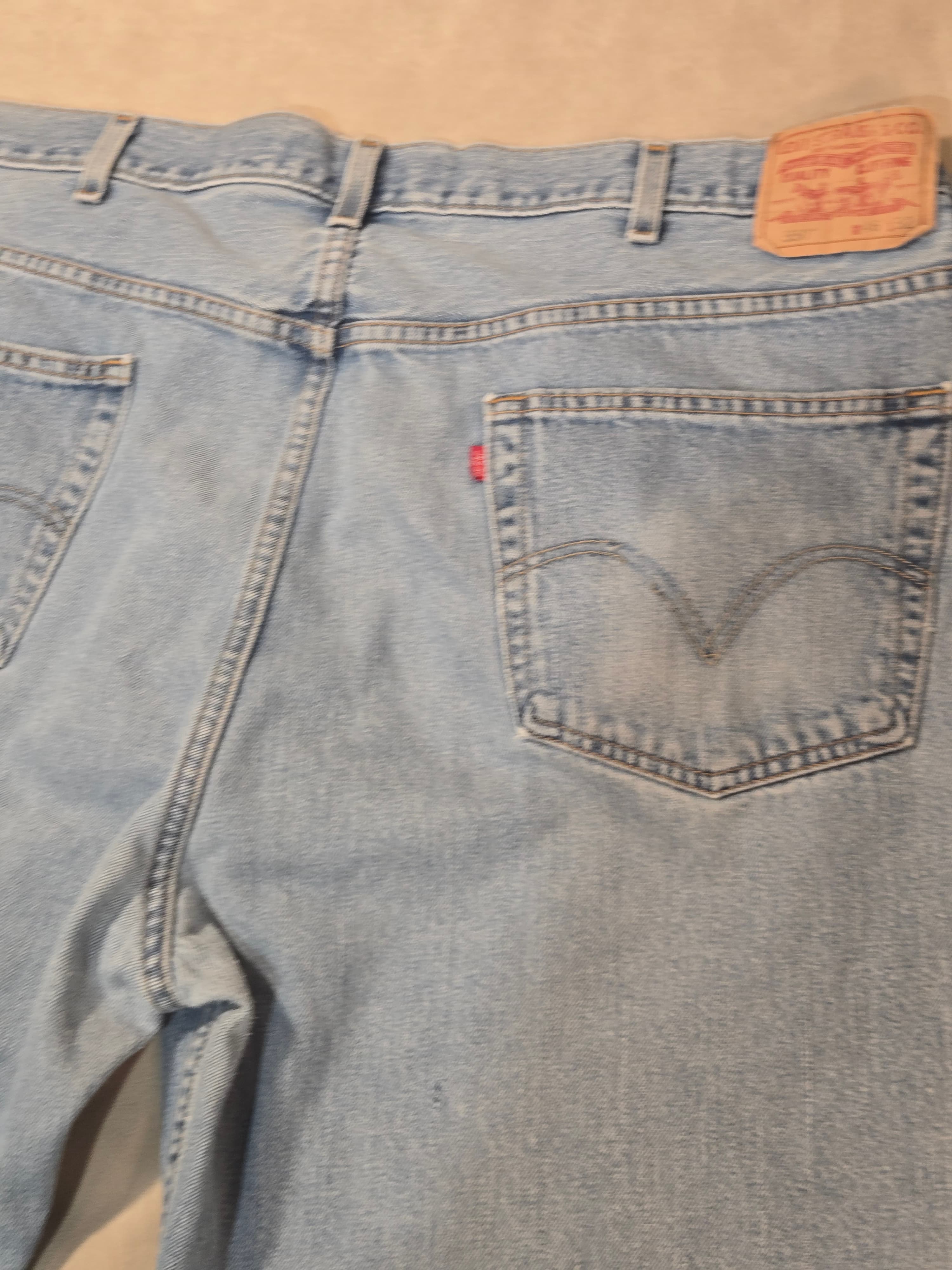 Vintage Levi’s 550 Relaxed Fit Jeans | Light Wash Denim | 32 x 32 (Actual 31x31) - Thumbnail 3
