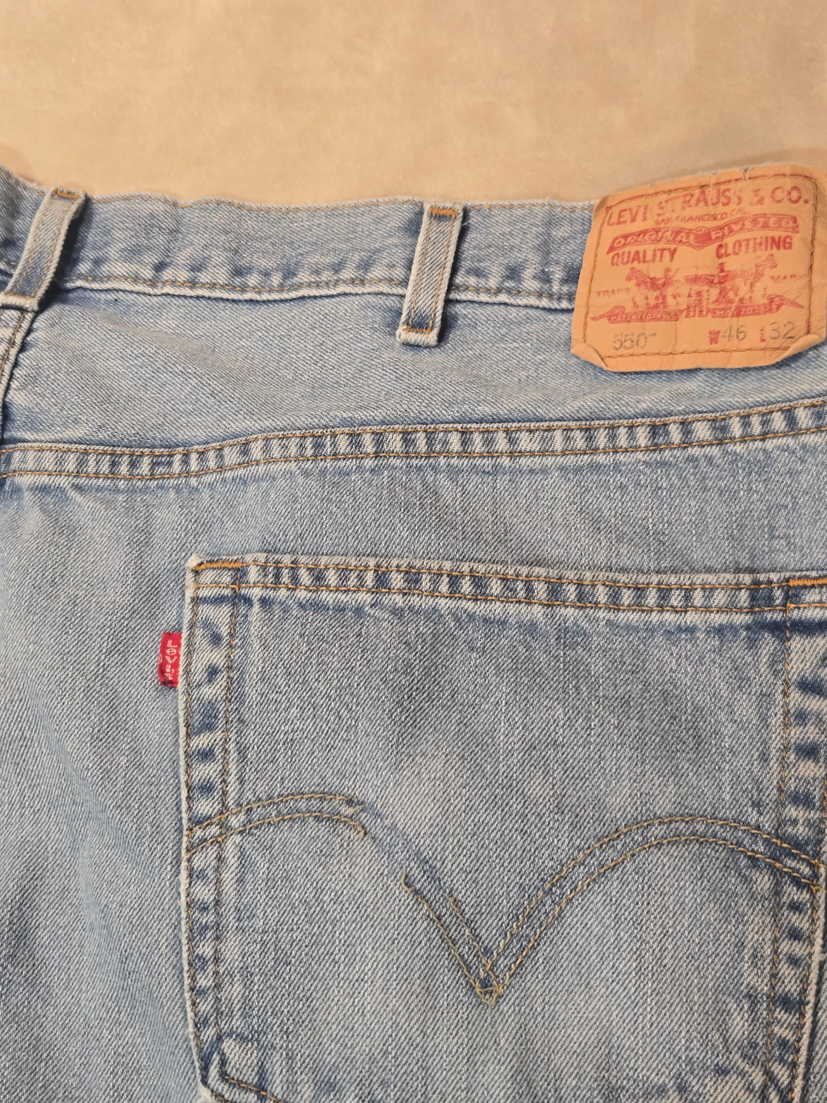 Vintage Levi’s 550 Relaxed Fit Jeans | Light Wash Denim | 32 x 32 (Actual 31x31) - Thumbnail 4