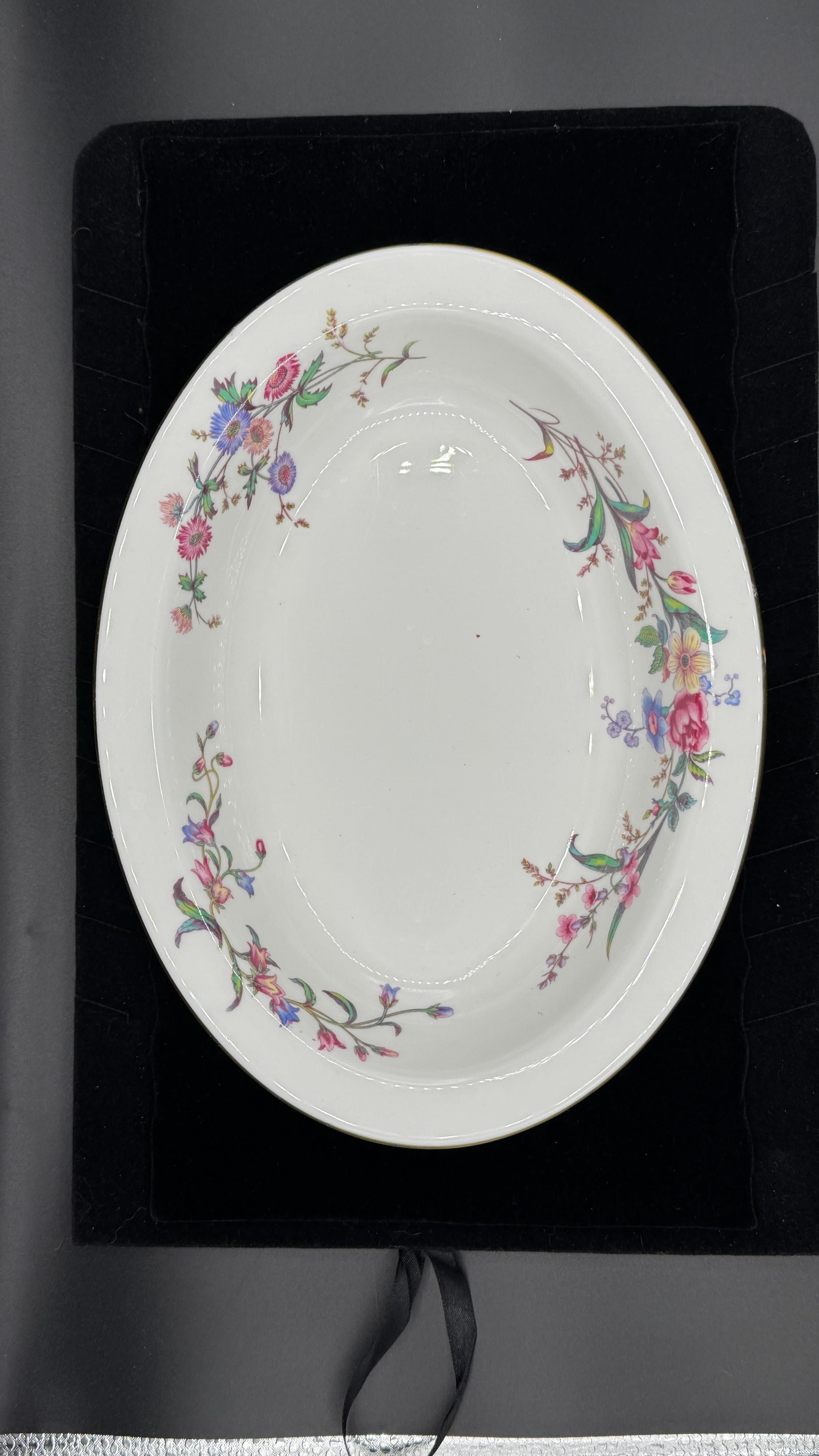 Wedgewood Devon Spray Oval Serving Dish - Image 1