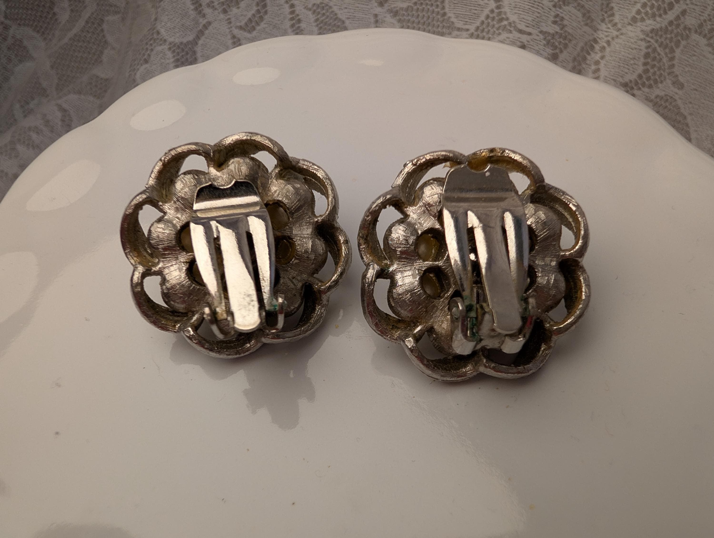 Vintage Faux Pearl Floral Cluster Clip On Earrings, Silver Tone Mid Century (PAT PEND) - Thumbnail 7