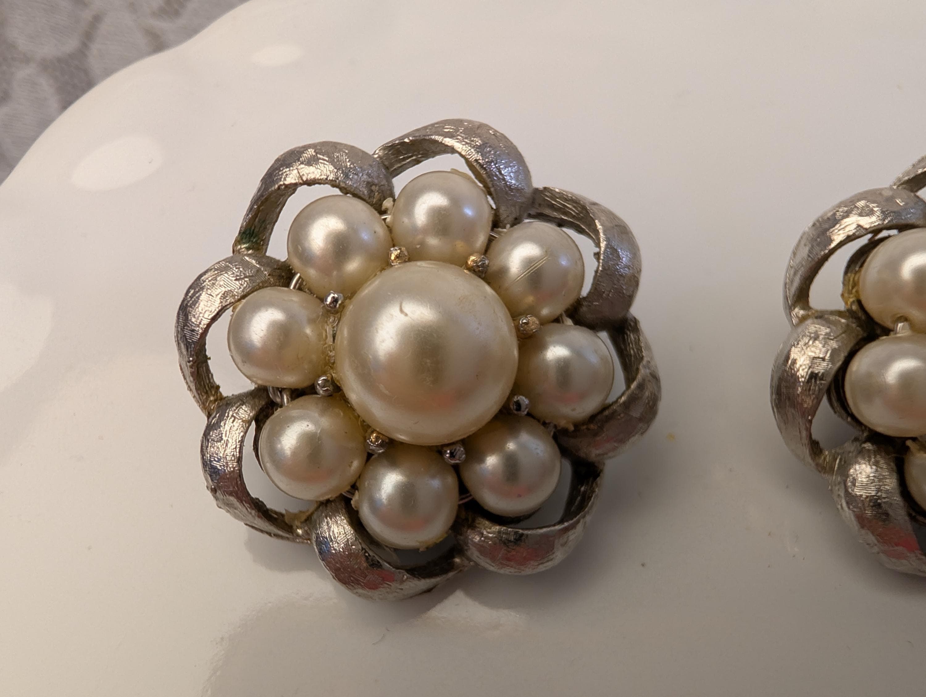 Vintage Faux Pearl Floral Cluster Clip On Earrings, Silver Tone Mid Century (PAT PEND) - Thumbnail 6