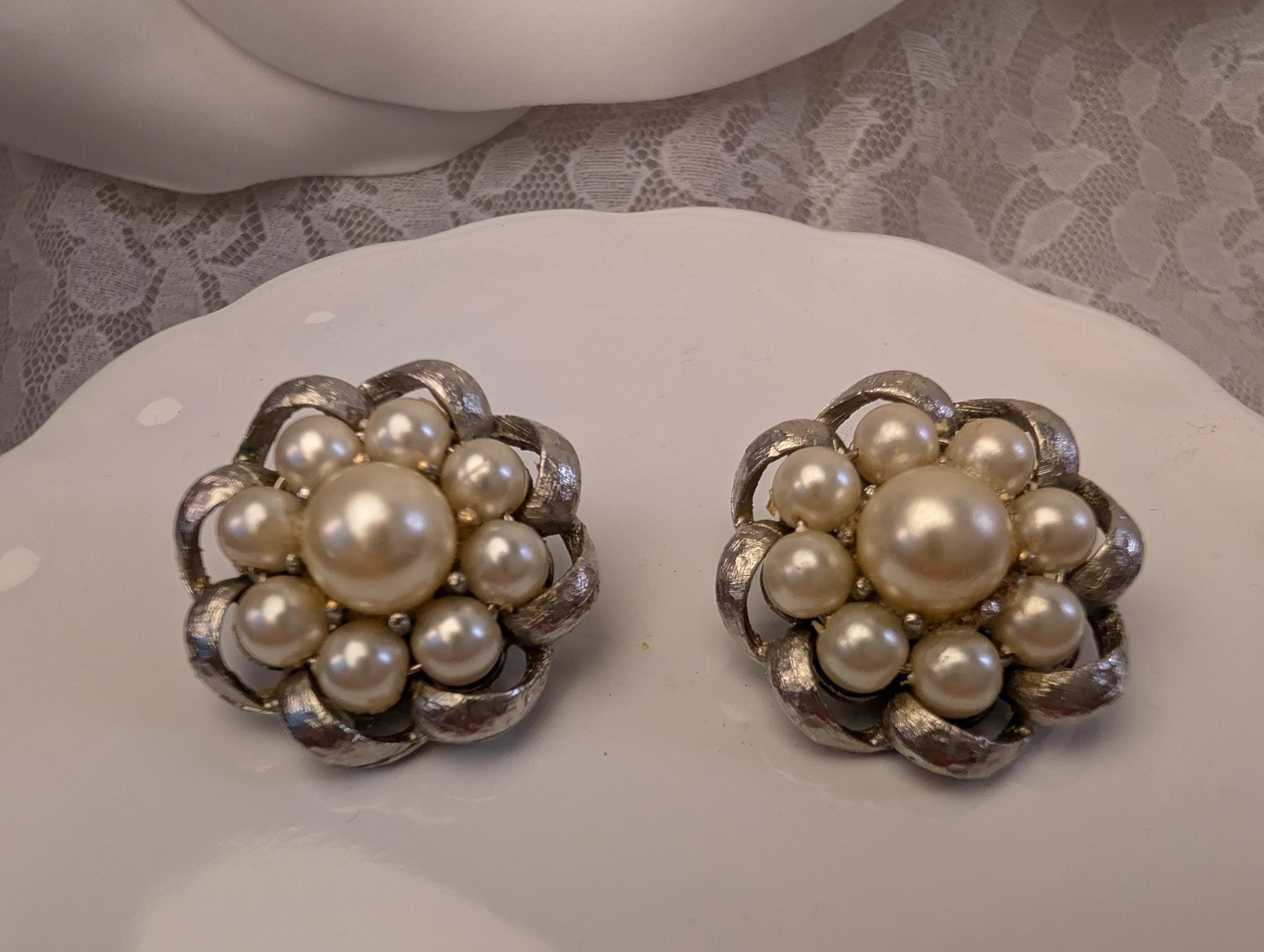 Vintage Faux Pearl Floral Cluster Clip On Earrings, Silver Tone Mid Century (PAT PEND) - Thumbnail 10