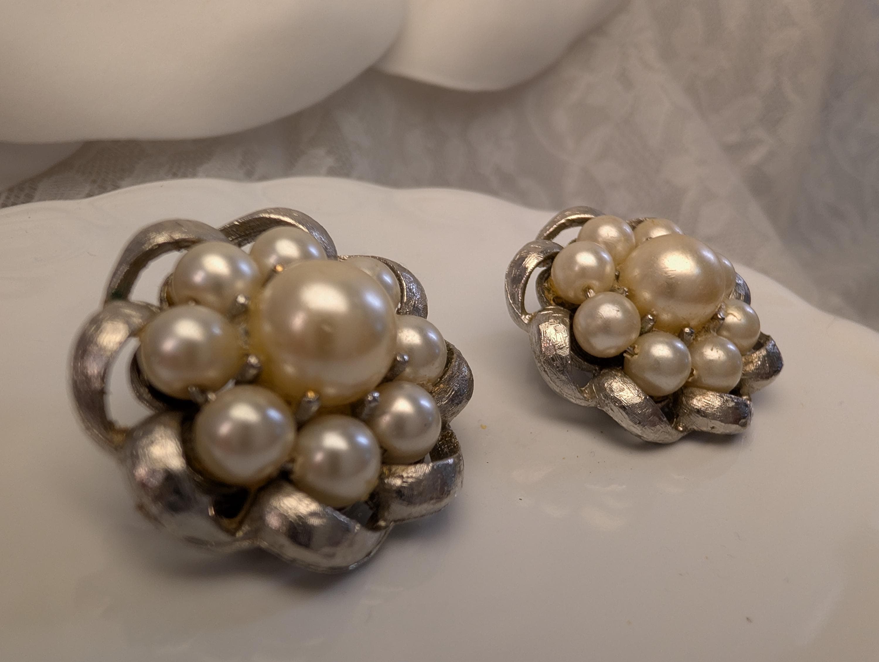 Vintage Faux Pearl Floral Cluster Clip On Earrings, Silver Tone Mid Century (PAT PEND) - Thumbnail 4