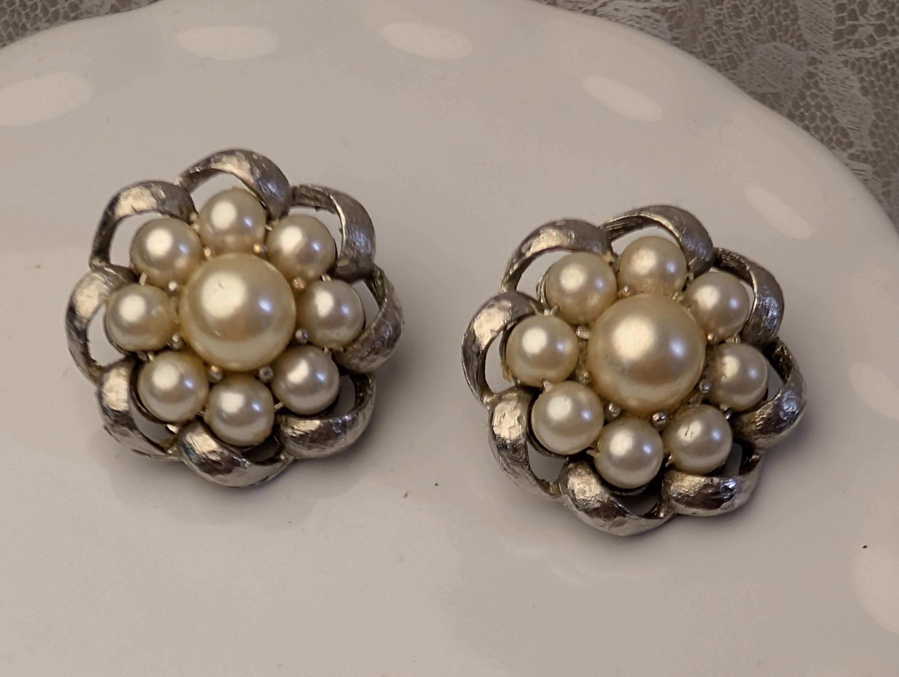 Vintage Faux Pearl Floral Cluster Clip On Earrings, Silver Tone Mid Century (PAT PEND) - Thumbnail 2