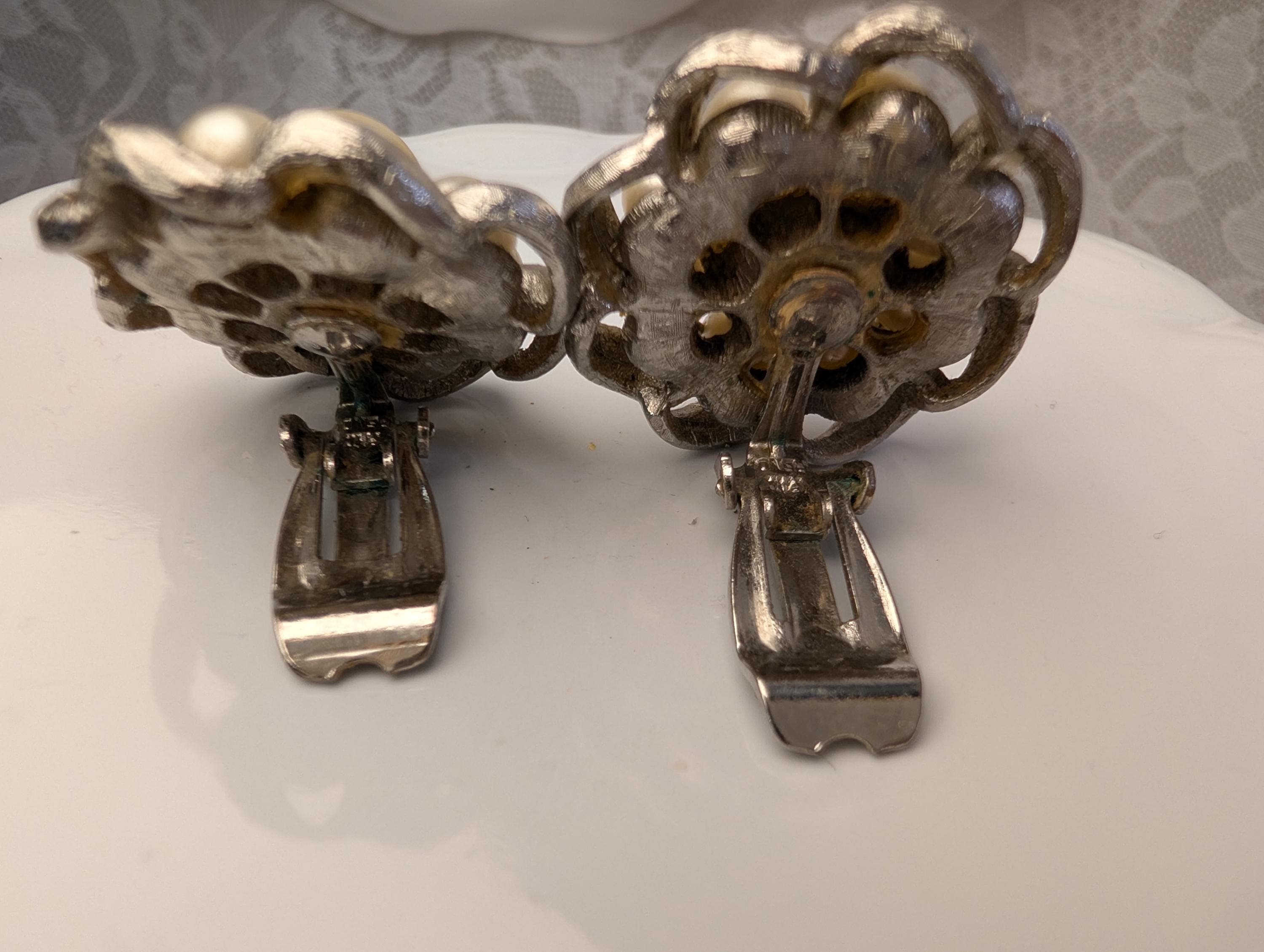 Vintage Faux Pearl Floral Cluster Clip On Earrings, Silver Tone Mid Century (PAT PEND) - Thumbnail 8