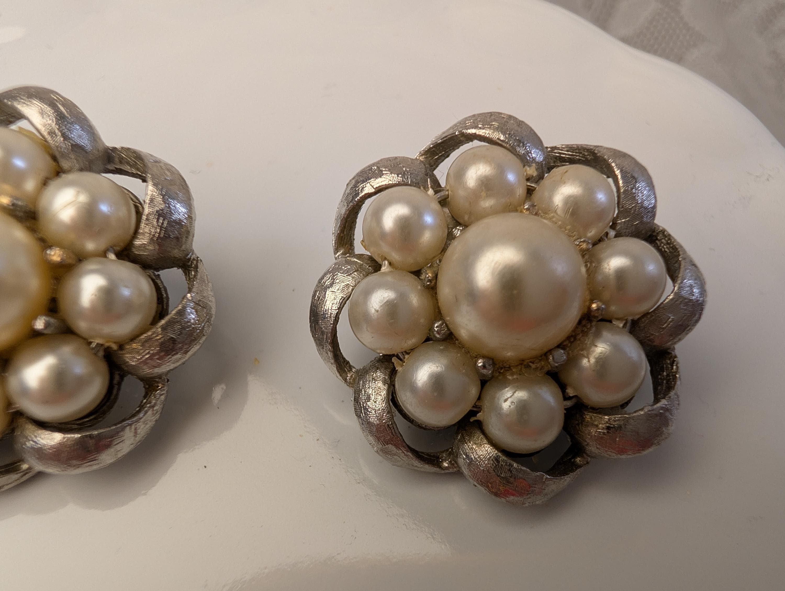 Vintage Faux Pearl Floral Cluster Clip On Earrings, Silver Tone Mid Century (PAT PEND) - Thumbnail 5