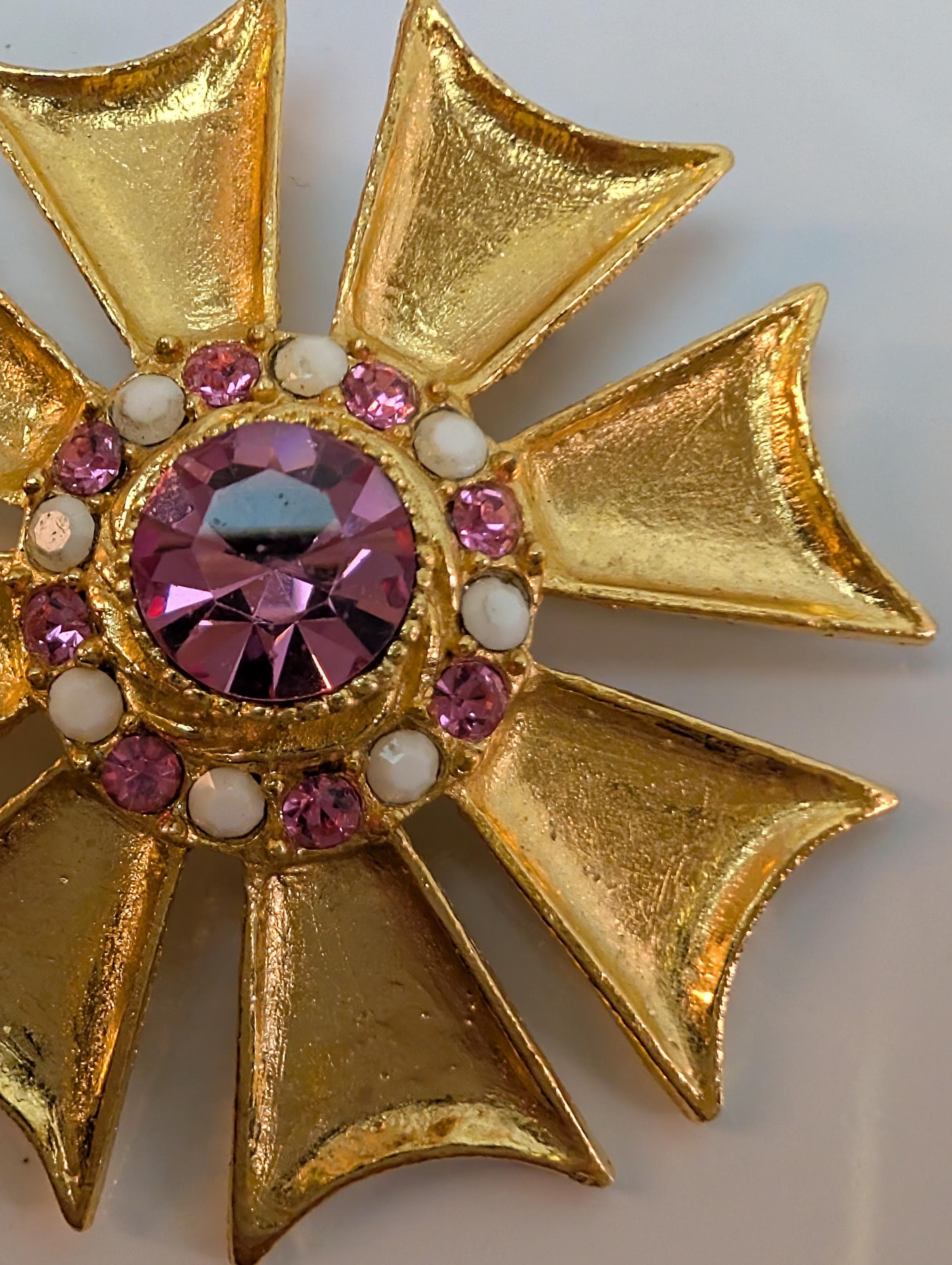 Vintage Sunburst Brooch with Pink Rhinestone Center – Gold Tone Statement Pin – Mid Century Classic - Thumbnail 4