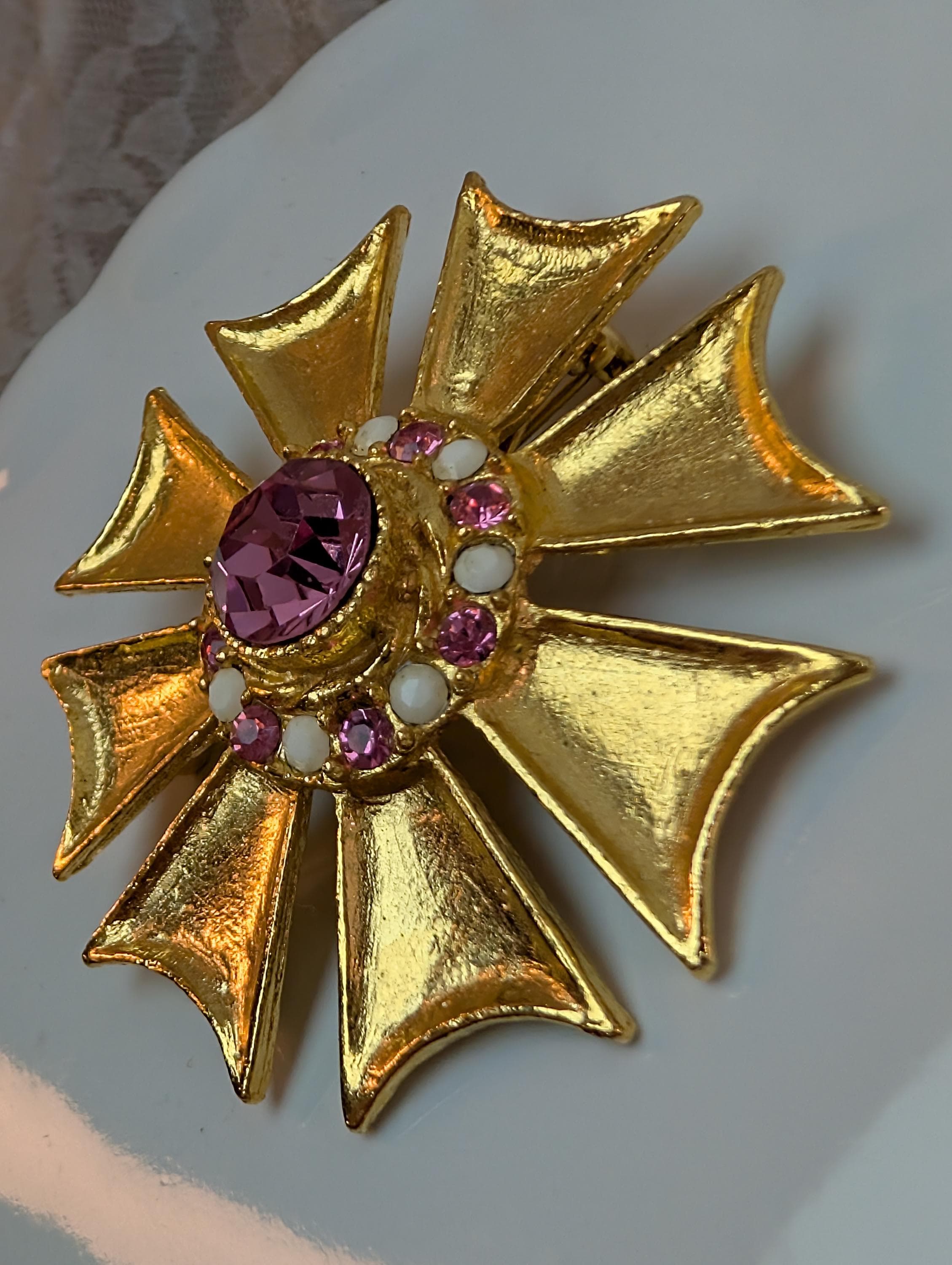Vintage Sunburst Brooch with Pink Rhinestone Center – Gold Tone Statement Pin – Mid Century Classic - Thumbnail 6