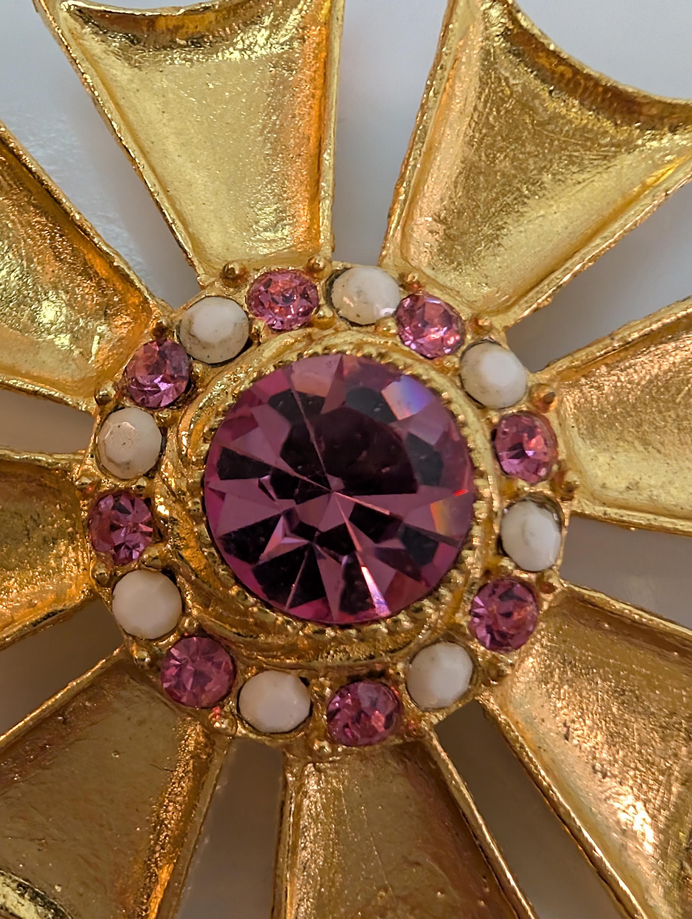 Vintage Sunburst Brooch with Pink Rhinestone Center – Gold Tone Statement Pin – Mid Century Classic - Thumbnail 2