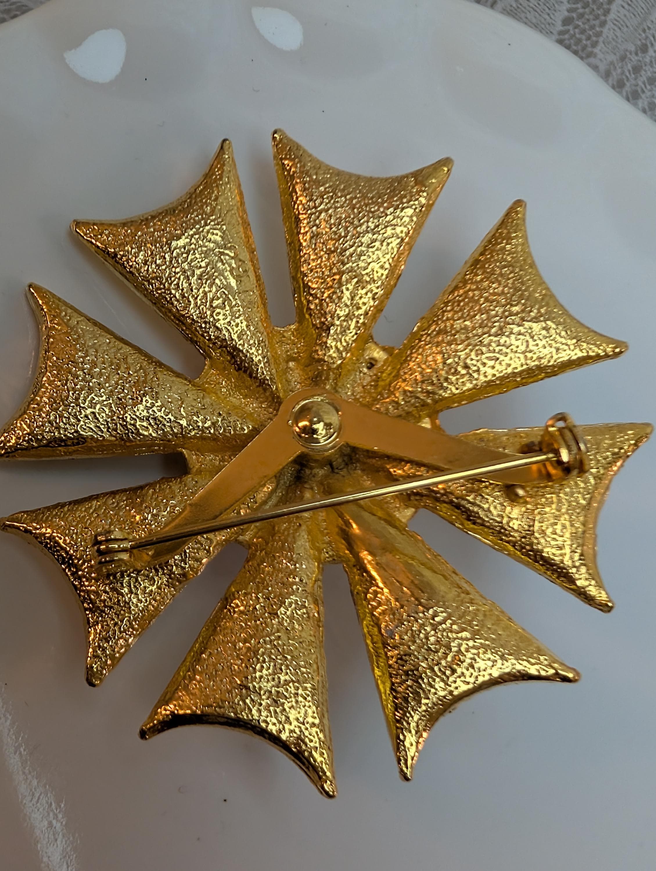 Vintage Sunburst Brooch with Pink Rhinestone Center – Gold Tone Statement Pin – Mid Century Classic - Thumbnail 7