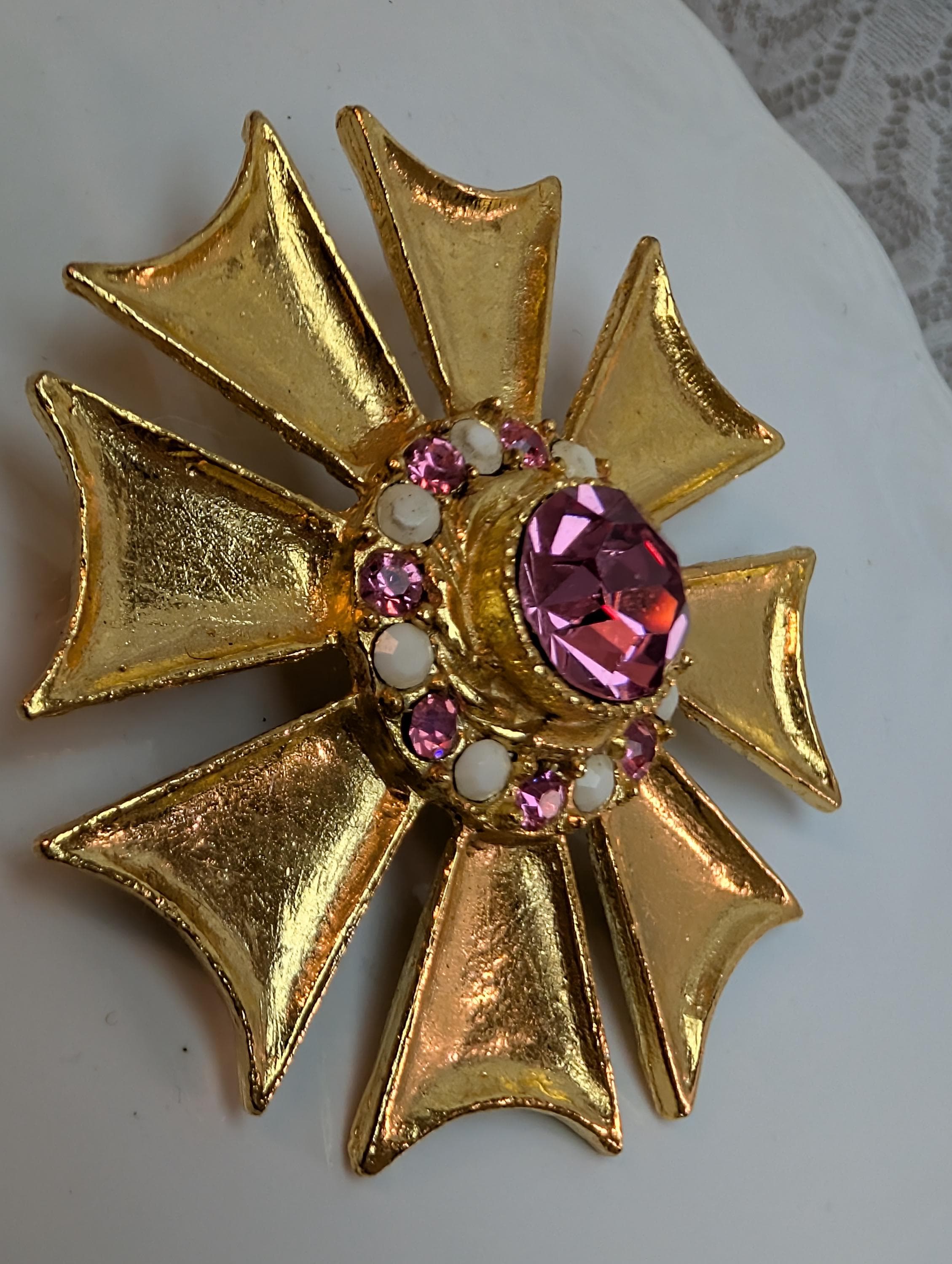 Vintage Sunburst Brooch with Pink Rhinestone Center – Gold Tone Statement Pin – Mid Century Classic - Thumbnail 5