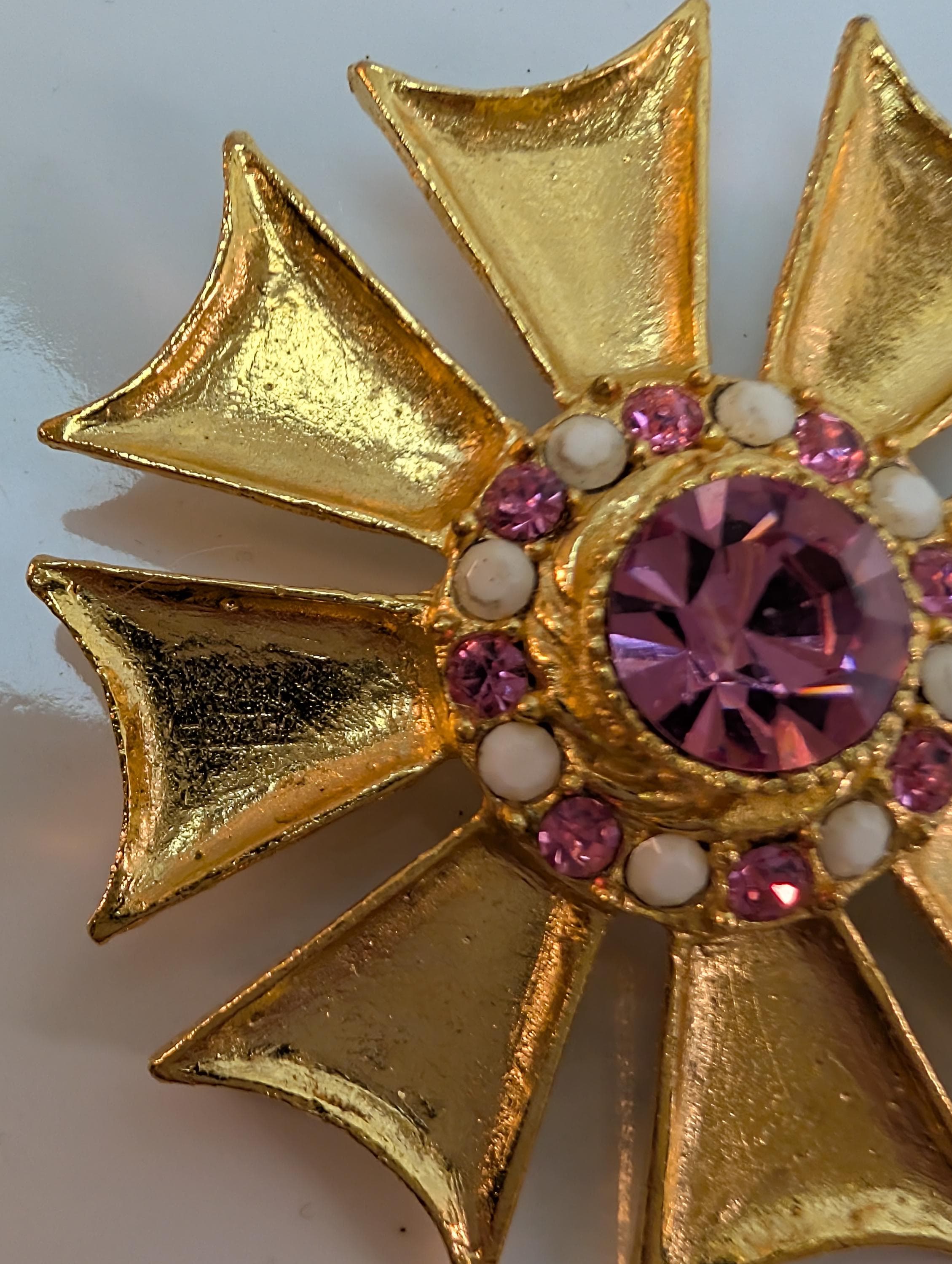 Vintage Sunburst Brooch with Pink Rhinestone Center – Gold Tone Statement Pin – Mid Century Classic - Thumbnail 3