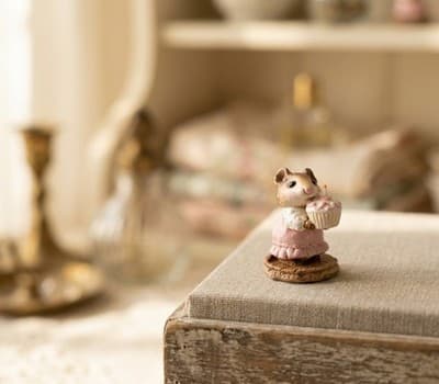 William Petersen ©1983 Mouse Figurine Holding Cupcake Collectible - Thumbnail 4
