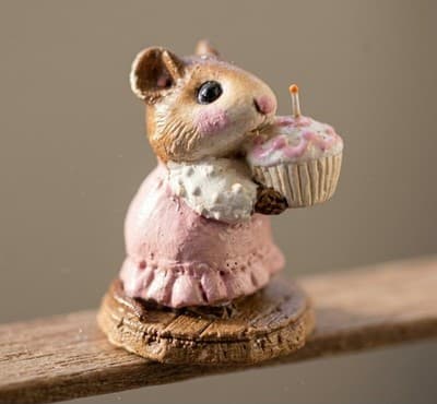 William Petersen ©1983 Mouse Figurine Holding Cupcake Collectible - Image 1