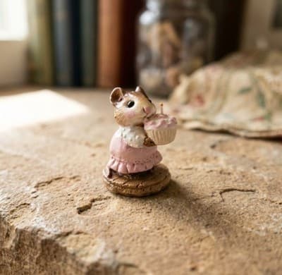 William Petersen ©1983 Mouse Figurine Holding Cupcake Collectible - Thumbnail 2